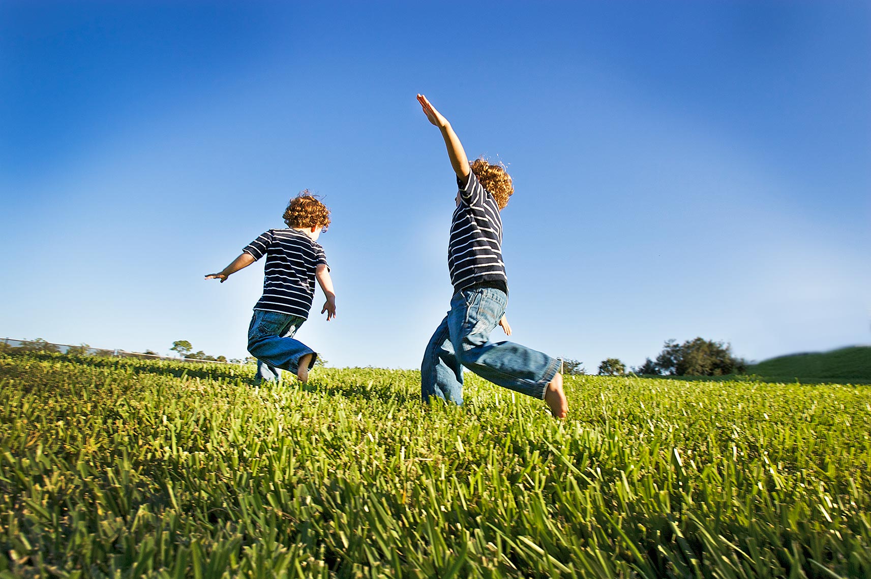 lifestyle photography of two boys playing in grass Palm City, Stuart Florida photography Big Fish Studios_Robert Holland .jpg.jpg